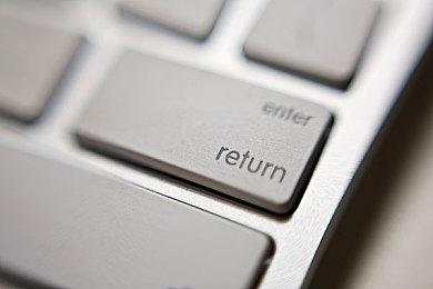 至死不渝！网友画作：感染T病毒的里昂依偎在艾达怀里